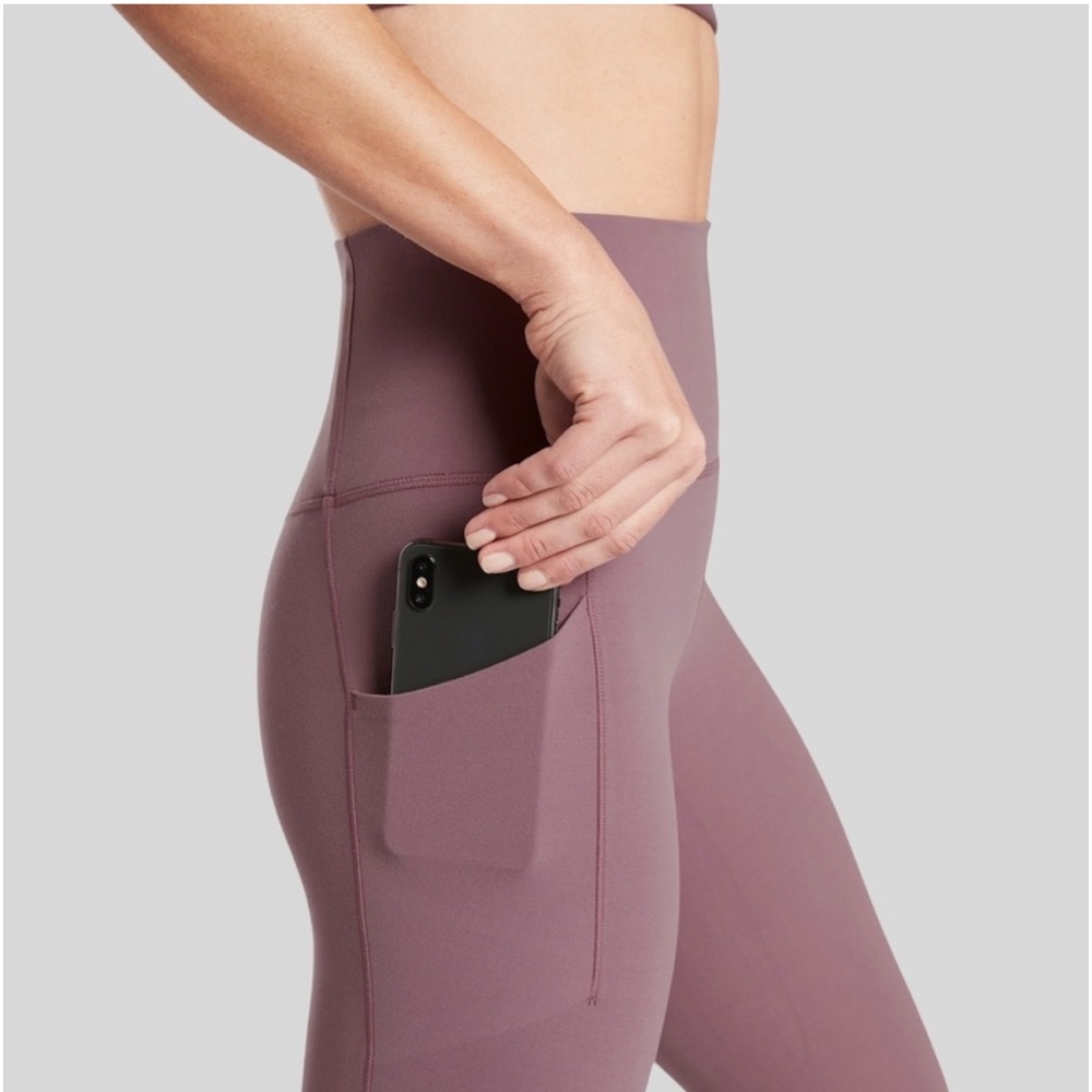 Like New Athleta Women's Salutation Stash Pocket II Capri Leggings
Size XXS